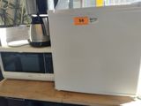 un micro-ondes et un grille-pain posés sur un plan de travail
