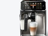 un gros plan d'une machine à café avec un verre de lait