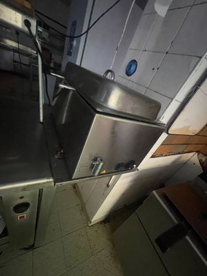 une image d'une cuisine avec une cuisinière et un réfrigérateur