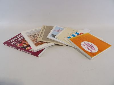 plusieurs livres empilés les uns sur les autres sur une table