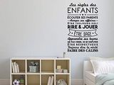 une pièce avec un lit et une bibliothèque