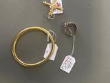 une bague en or, un porte-clés et un autre porte-clés posés sur une table