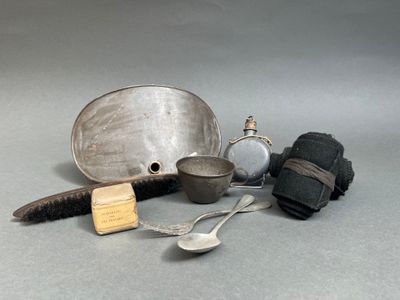 un grand nombre d'objets posés sur une table