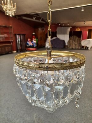 un gros plan d'un lustre suspendu au plafond d'un magasin