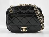un gros plan d'un sac Chanel entouré d'une chaîne