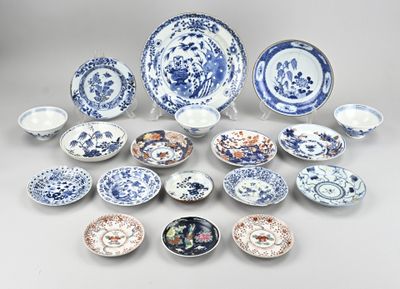 beaucoup d'assiettes et de bols bleus et blancs sur la table