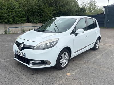 la photo d'une voiture blanche garée dans un parking