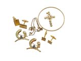 de nombreux bijoux en or sur fond blanc