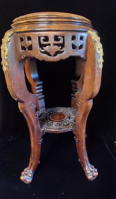 une petite table surmontée d'une horloge