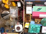 deux valises ouvertes remplies d'objets de toutes sortes