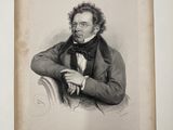 portrait d'un homme en costume et nœud papillon, assis sur une chaise