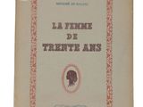 un vieux livre sur lequel figure le profil d'une femme