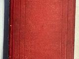 un livre rouge posé sur une table blanche