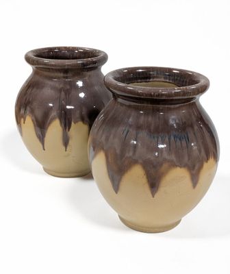 deux vases marron posés côte à côte sur une surface blanche