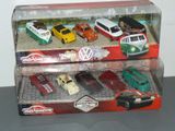 les petites voitures sont exposées dans une vitrine posée sur une table