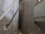 une photo d'un grand réservoir métallique à l'intérieur d'un bâtiment