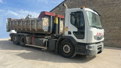 un gros camion garé devant un immeuble