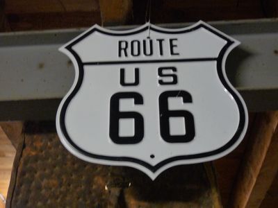 un panneau indiquant « Route 66 » suspendu au plafond