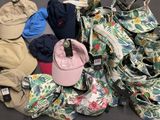 une pile de chapeaux et des chapeaux posés sur une table