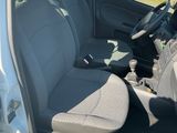 l'intérieur d'une voiture avec la porte ouverte et le siège du conducteur abaissé