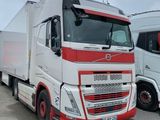 deux camions garés l'un à côté de l'autre dans un parking