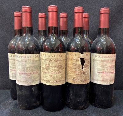 six bouteilles de vin sont alignées dans une rangée