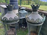 deux vieilles lanternes posées sur l'herbe à l'arrière d'un camion