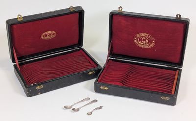 une paire de couverts dans un coffret doublé de velours rouge