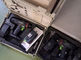 un boîtier contenant du matériel électronique posé à même le sol