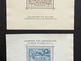 deux enveloppes affranchies posées sur une surface noire