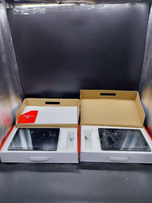 deux boîtes ouvertes posées sur une table