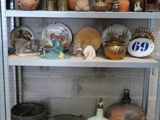 de nombreux vases différents sur les étagères de cette pièce