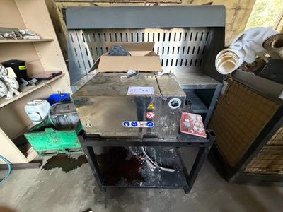 une machine posée sur une table dans une pièce