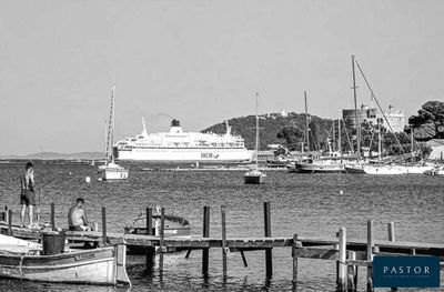une photo en noir et blanc d'un bateau amarré à un quai