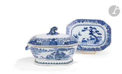 deux plats bleus et blancs et un plateau avec un couvercle