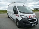 une camionnette blanche garée dans un parking