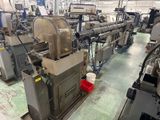de nombreuses machines présentes dans une usine équipée d'un godet