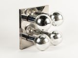 un objet métallique qui ressemble à un tas de boules