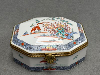 Bonbonnière en porcelaine décor Kakiemon, monture en bronze