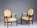 paire de fauteuils de style louis xvi