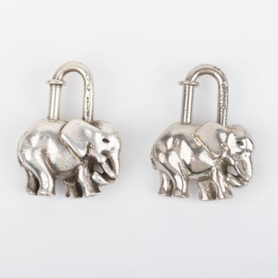 HERMES Deux cadenas de sac en argent représentant deux éléph…