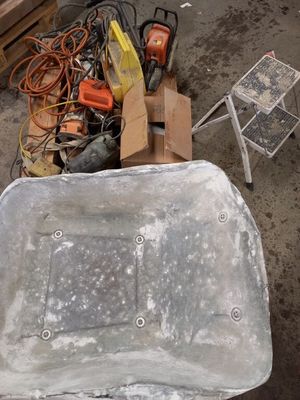 Sur une palette, retour de chantier dont brouette, enrouleur… - Photo 1