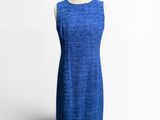 une robe bleue sur un mannequin, un mannequin, un mannequin, un mannequin, un mannequin, un mannequin, un mannequin, un mannequin, un mannequin