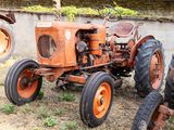 deux vieux tracteurs garés l'un à côté de l'autre