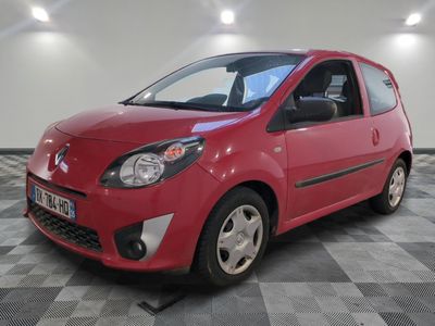 la photo d'une voiture rouge garée dans un garage