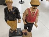 deux figurines représentant des hommes debout l'un sur l'autre