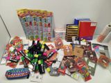 une pile de fournitures scolaires posée sur une table