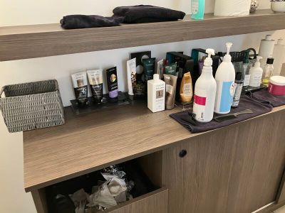 une étagère sur laquelle sont disposés de nombreux produits capillaires
