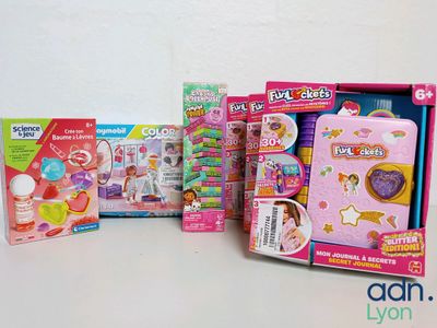 un grand nombre de jouets posés sur une table