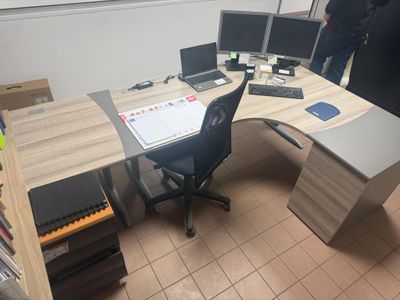 un bureau sur lequel sont posés deux ordinateurs et un ordinateur portable